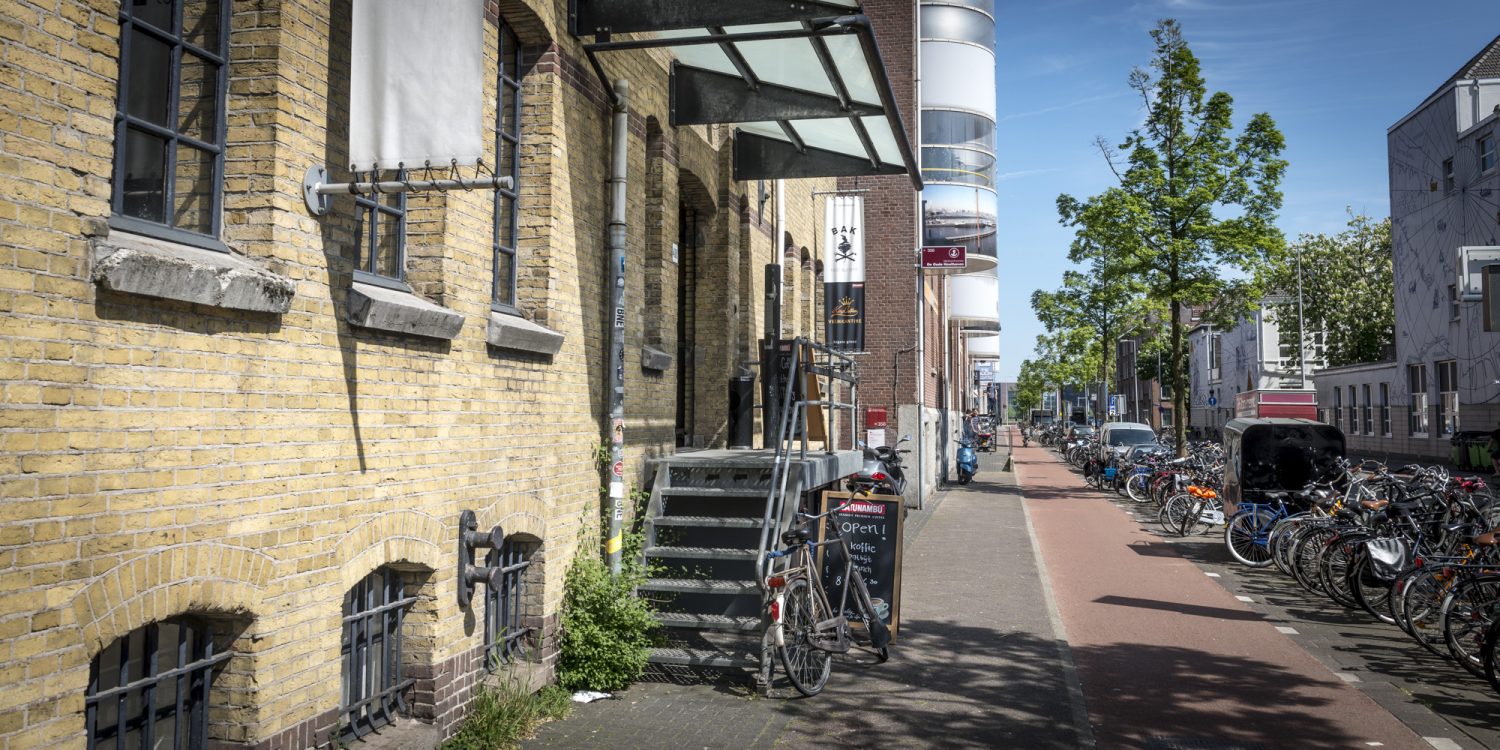 2016 - De Noord Robert Lagendijk-8164 Trappetje op, de DSP-bel bevindt zich op de zwarte paal rechts van de deur. In de hal de trap op (1 hoog) deur door en helemaal rechts aanhouden. In de hoek treft u de toegangsdeur en kunt u aanbellen.