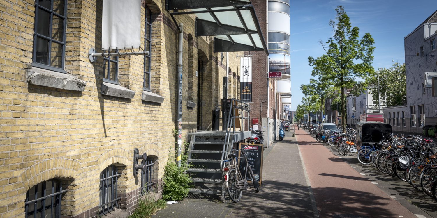 Trappetje op, de DSP-bel bevindt zich op de zwarte paal rechts van de deur. In de hal de trap op (1 hoog) deur door en helemaal rechts aanhouden. In de hoek treft u de toegangsdeur en kunt u aanbellen.