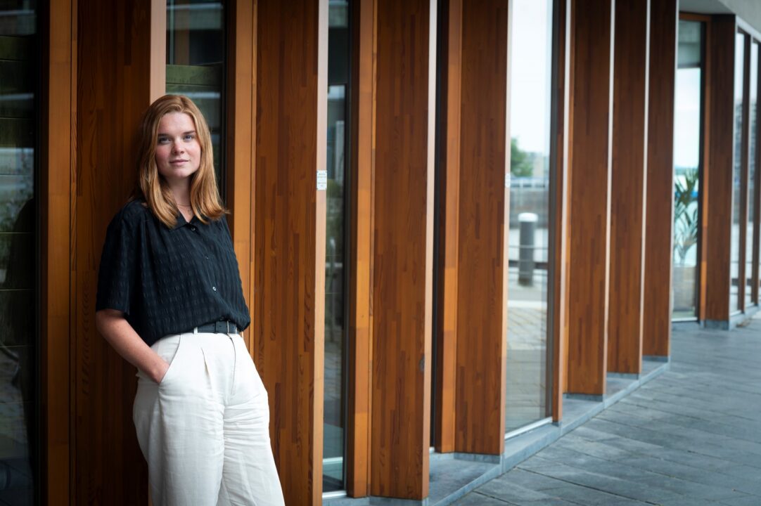Aline zet haar frustratie
