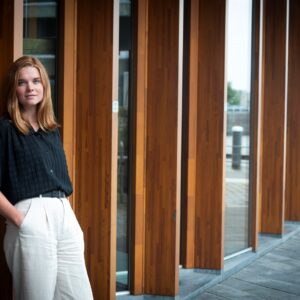 Aline zet haar frustratie