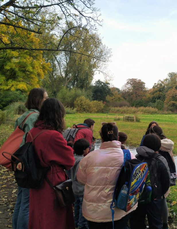 Kinderen kijken naar een veld - Taaltrip Amsterdam