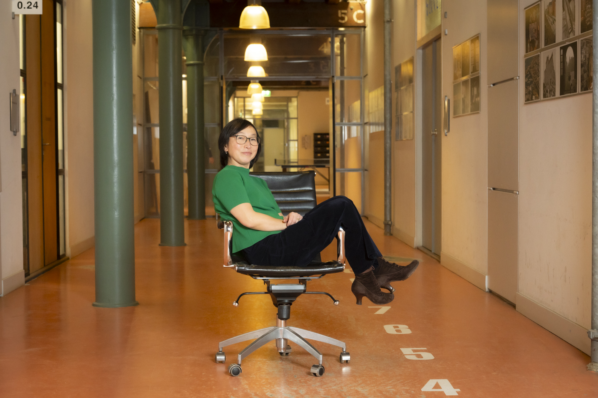 Foto Mia Dieters op stoel in de gang van het Veem
