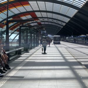 sociale veiligheid en gastvrijheid busstations Amsterdam
