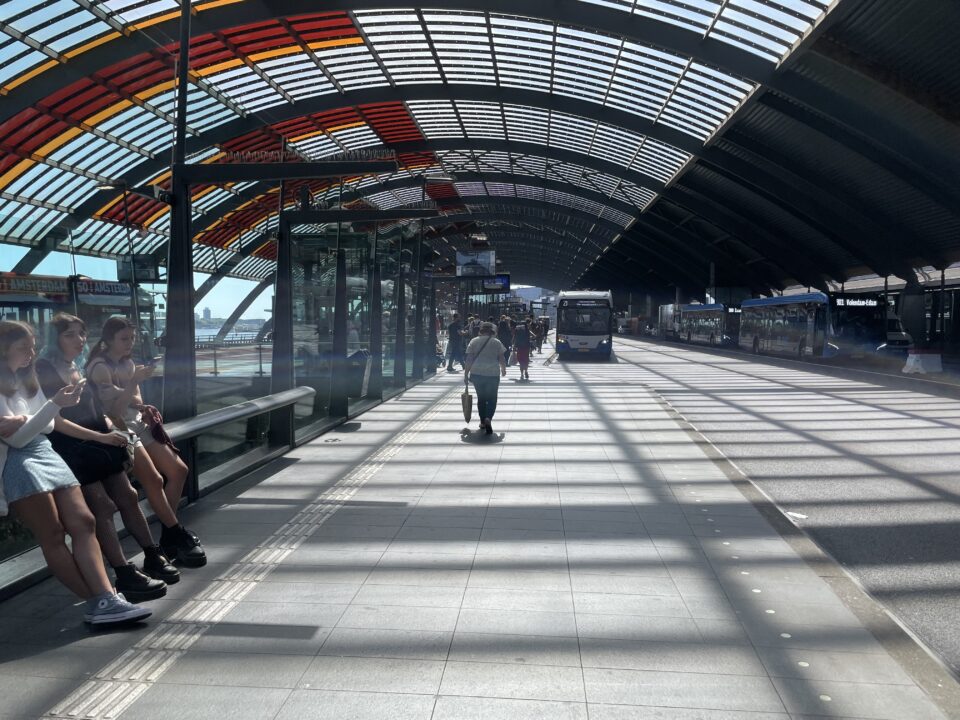sociale veiligheid en gastvrijheid busstations Amsterdam