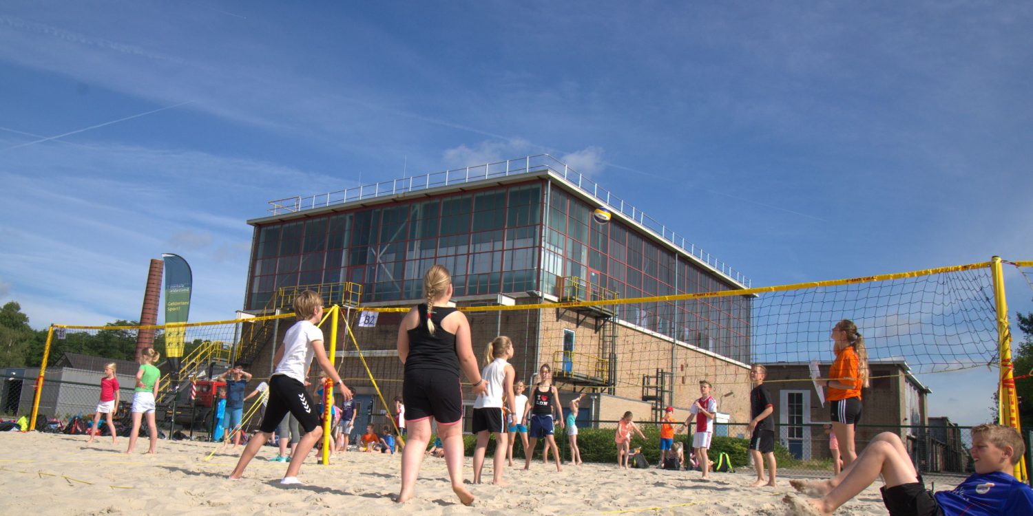 Om de zichtbaarheid van de sport te vergroten organiseerde Nevobo tijdens de WK Beachvolleybal de Wereldrecordpoging Beachvolleybal op het Scheveningse strand. Het toernooi, met 2.355 deelnemers op 275 velden, verspreid over 1 kilometer strand, werd als grootste beachvolleybaltoernooi ter wereld opgenomen in Guinness Book of World Records. Een mooie combinatie van exposure én breedtesport-activering.