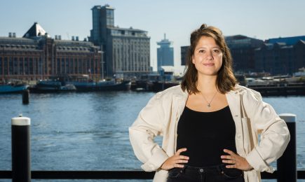 Lotte Hopstaken kwam via de Oude Houthaven aan boord